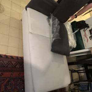 ספה עם כריות בתהליך אריזה או פירוק