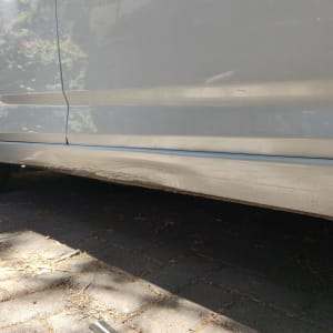 חלק תחתון של רכב עם סימני נזק או לכלוך