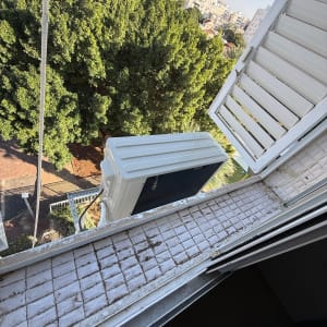 יחידת מיזוג אוויר חיצונית מותקנת על אדן חלון.