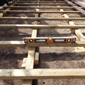 מסגרת עץ עם פלס בנייה על קרקע חולית