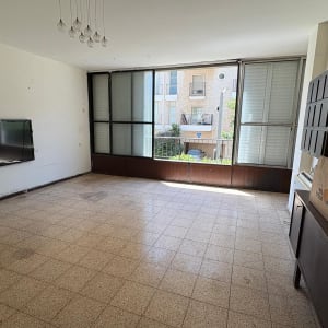 חדר ריק עם טלוויזיה על הקיר וארגז קרטון