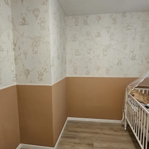 חדר ילדים עם טפט דובים על הקירות