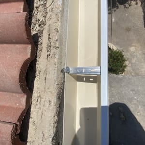 רעפים אדומים ותעלת ניקוז על גג