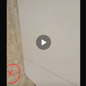 משטח שיש עם סימון בעיגול אדום