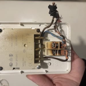 חוטי חשמל חשופים ומחוברים למכשיר חשמלי