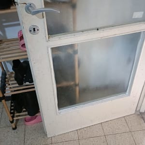 דלת עם זכוכית מט, ידית מתכת