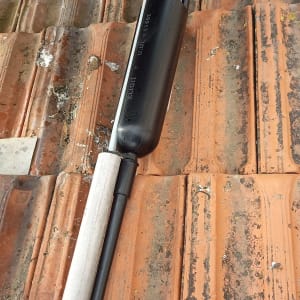 חלק ממערכת חימום סולארית על גג רעפים