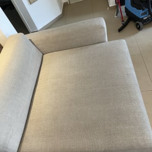 ספה אפורה עם מכונת ניקוי בצד