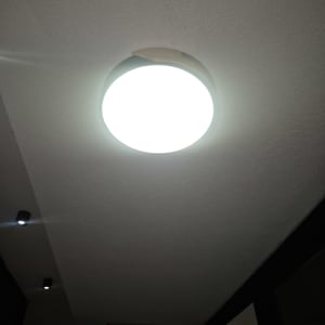 תאורה תקרה מותקנת בחדר