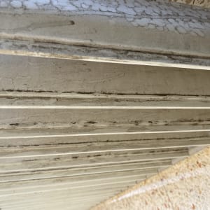 מדרגות מתכת מלוכלכות עם כתמי לכלוך ואבק