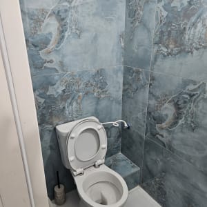 שירותים עם אריחים חדשים בצבע כחול-אפור