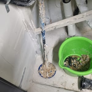 חלקי דוד שמש עם אבנית ודלי ירוק