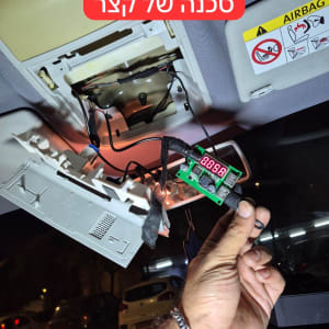 התקנת מצלמת דרך ברכב עם חיווט חשמלי