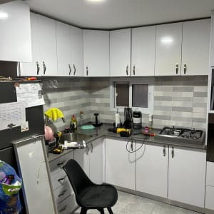 כלי עבודה חשמליים על השיש במטבח