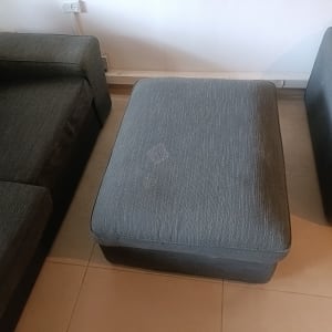 ספה וכורסה עם כתם על הריפוד