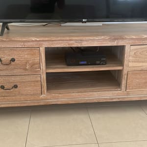 טלוויזיה על שידה עם מכשיר אלקטרוני