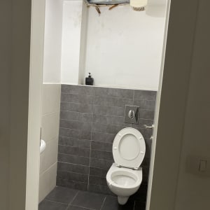 תקרה פתוחה עם צינור חשוף בחדר שירותים