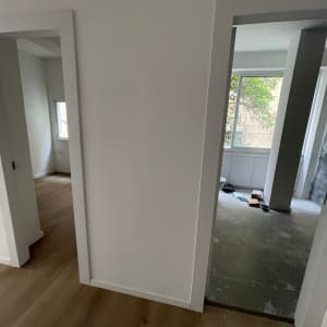 קיר גבס לבן עם פתחים לחדרים