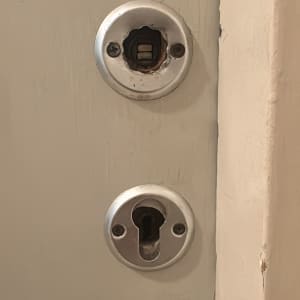 מנעול דלת עם צילינדר חשוף