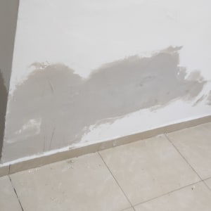 קיר מטויח עם שפכטל על הרצפה