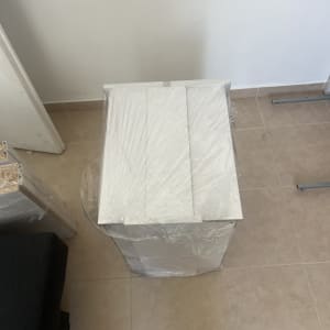 ארגז עטוף בניילון על רצפה