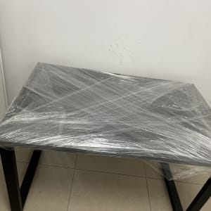 שולחן עטוף בניילון נצמד למעבר דירה