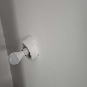 מנורה מותקנת על קיר לבן