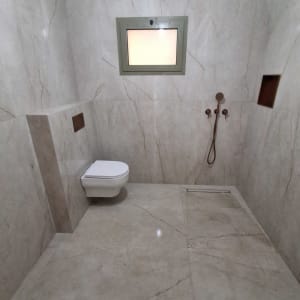 חדר אמבטיה עם שירותים ומקלחת