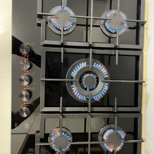 כיריים גז עם חמש להבות דולקות