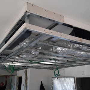 תקרת גבס פתוחה עם תעלות מיזוג אוויר