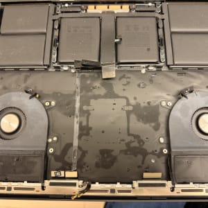 פנים מחשב נייד עם מאווררים וסוללות