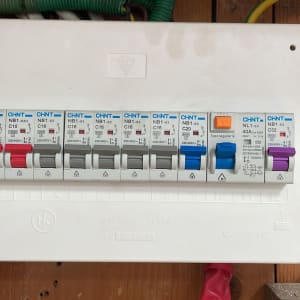 לוח חשמל עם מפסקים צבעוניים וחוטים ירוקים