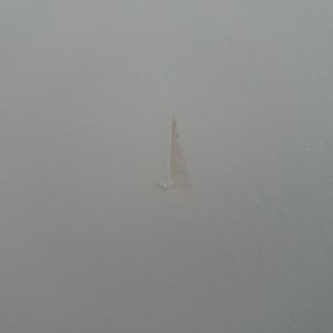 קיר עם קילוף קטן בצבע