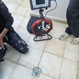 מכשיר איתור נזילות על רצפה ליד פתח ניקוז