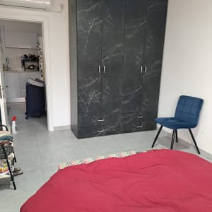 חדר שינה עם ארון בגדים וכיסא כחול