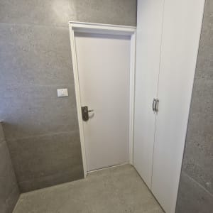 דלת עם מנעול בחדר אמבטיה