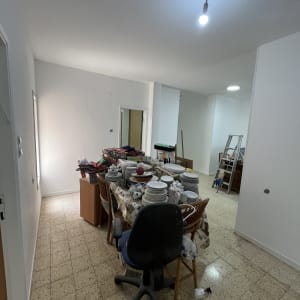 חדר עם שולחן מלא כלים וסולם ברקע
