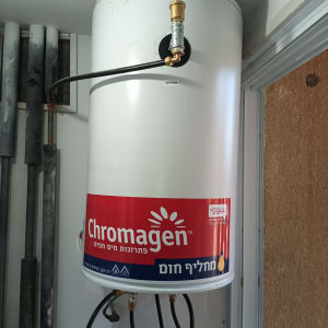 דוד שמש כרומגן מותקן על קיר עם צינורות