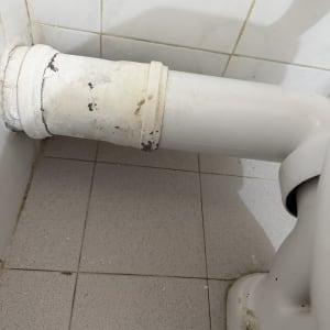 צינור ביוב מחובר לקיר בחדר אמבטיה