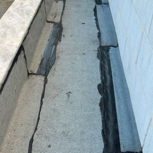 איטום גג עם חומרי איטום שחורים