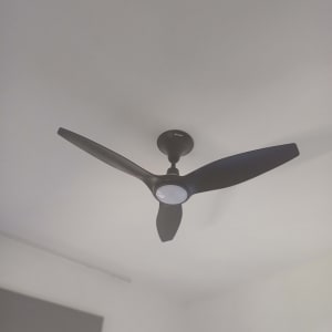 מאוורר תקרה מותקן על תקרה לבנה בחדר