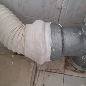 צינור מתכת מחובר עם סרט דבק לבן