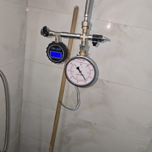 בדיקת לחץ לצנרת מים באמצעות מד לחץ לאיתור נזילה בבית