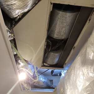 מערכת מיזוג אוויר עם צינורות בידוד ותעלות מתכת