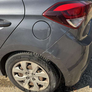 פגוש אחורי של רכב עם שריטות קלות