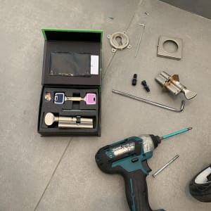 כלי עבודה של מנעולן, מקדחה ומנעול על הרצפה