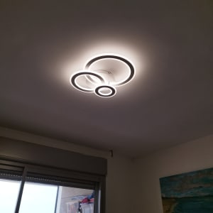 תאורה עגולה מודרנית מותקנת על תקרה