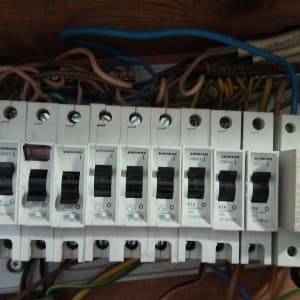 לוח חשמל עם מפסקים וחוטי חשמל צבעוניים