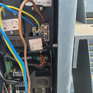 חיווט פנימי של שער חשמלי עם כבלים ומחברים