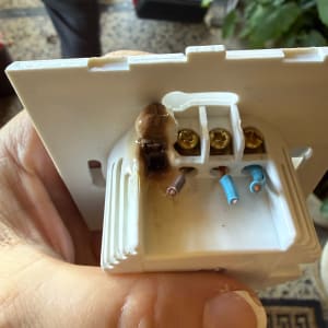 חלק חשמלי עם חוטים וצבעים שונים